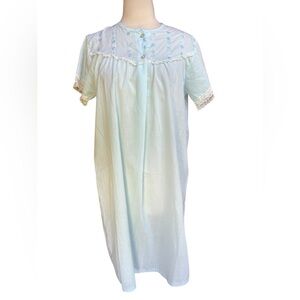 1960s Katz Floral Embroidered, Lace Trim,‎ Poly/Cotton Blend Nightgown
